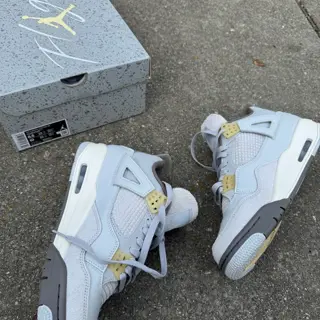 8.5 Air Jordan 4 Retro SE Craft Photon Dust $190 OBO