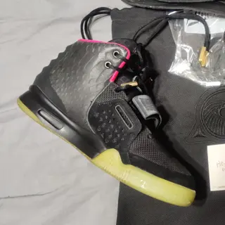 Nike Air Yeezy 2 Solar Red size 10