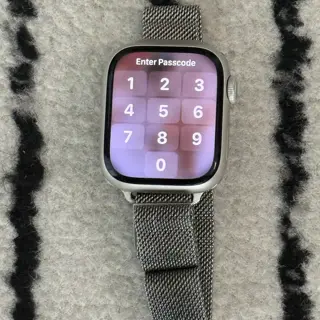 Apple Watch Series 8 41mm // Non-Cellular (GPS model) // Starlight