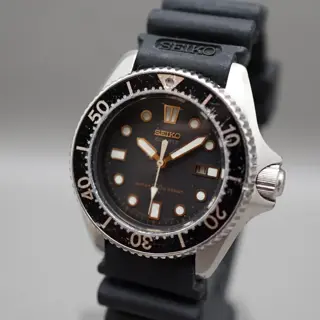 Vintage July 1980 Seiko 2625-0010 Midsize 33mm Black Dial Diver Quartz Watch - $120