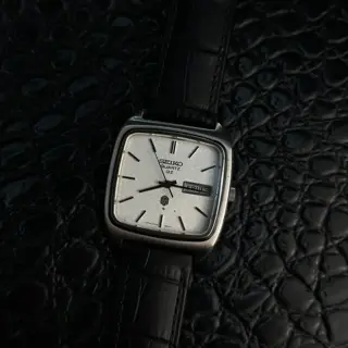 Vintage Seiko Quartz QZ - 0923-5000 – Frosted Dial – Triple Day Font - October 1974 JDM