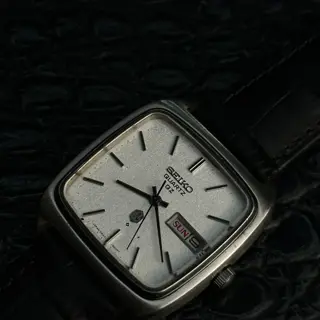 Vintage Seiko Quartz QZ - 0923-5000 – Frosted Dial – Triple Day Font - October 1974 JDM