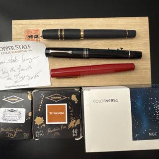 Inks & Grail Pen Destash - Nakaya Writer Piccolo Shu (Red) <Elastic Fine> Leonardo Dodici Black Gloss <Bold> ; Visconti Homo Sapiens Bronze Age <Bold>; Colorverse & Diamine Inks (iridescink)