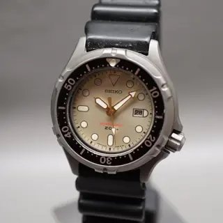 Vintage 1987 Seiko 2A22-0310 Cream Dial Titanium Professional 200M Quartz Watch - $195