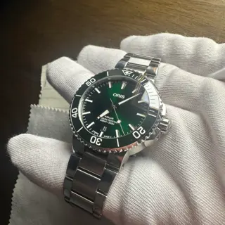Oris Aquis Date 41.5mm Green Dial 9/10 Full Kit SW200 Movement
