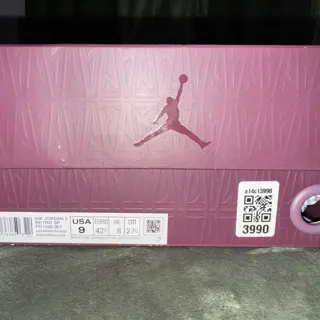 Kobe 6 ‘Sail’ Size 9. A Ma Maniere ‘Dusk’ Size 9. Both worn twice.