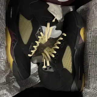 Kobe 6 ‘Sail’ Size 9. A Ma Maniere ‘Dusk’ Size 9. Both worn twice.