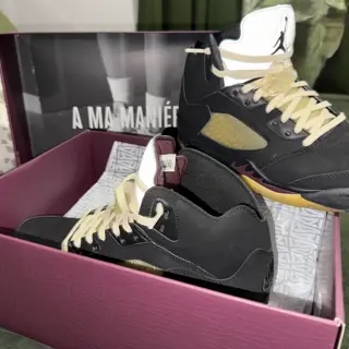 Kobe 6 ‘Sail’ Size 9. A Ma Maniere ‘Dusk’ Size 9. Both worn twice.