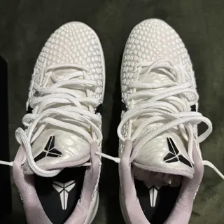 Kobe 6 ‘Sail’ Size 9. A Ma Maniere ‘Dusk’ Size 9. Both worn twice.