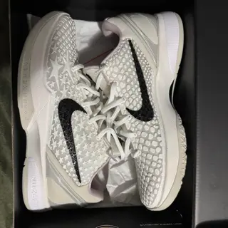 Kobe 6 ‘Sail’ Size 9. A Ma Maniere ‘Dusk’ Size 9. Both worn twice.