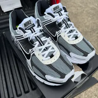 Nike Zoom Vomero 5 SE SP - Size 9.5M - $80 Shipped