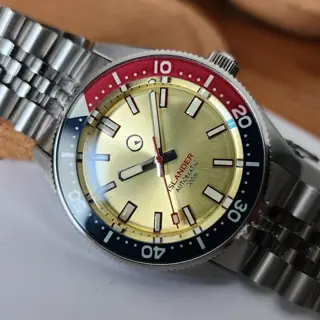Long Island Watch ISL-127 Gold Sunburst 'Pogue' 38mm Diver