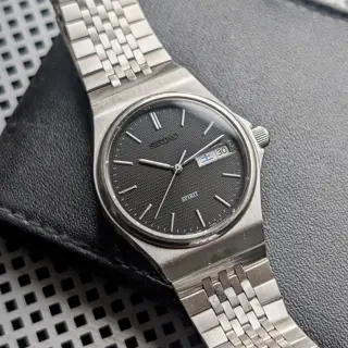 Seiko "Spirit" 7N48-7A10 Black Textured Dial, Integrated Bracelet, Screw Down Crown, March 1993! $129