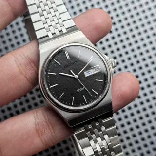 Seiko "Spirit" 7N48-7A10 Black Textured Dial, Integrated Bracelet, Screw Down Crown, March 1993! $129