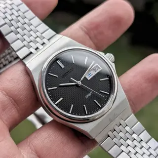 Seiko "Spirit" 7N48-7A10 Black Textured Dial, Integrated Bracelet, Screw Down Crown, March 1993! $129