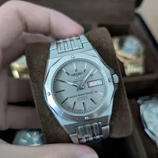 Seiko 5 Superior SNZ323