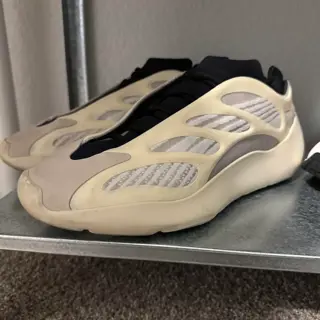 Yeezy 700 v3 Azael SZ 10.5 $80