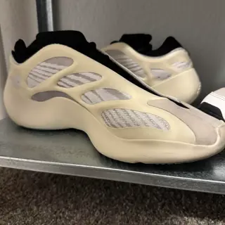 Yeezy 700 v3 Azael SZ 10.5 $80
